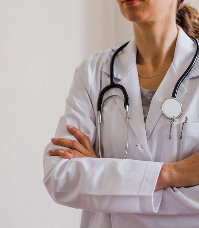Dettaglio di un camice medico e di uno stetoscopio